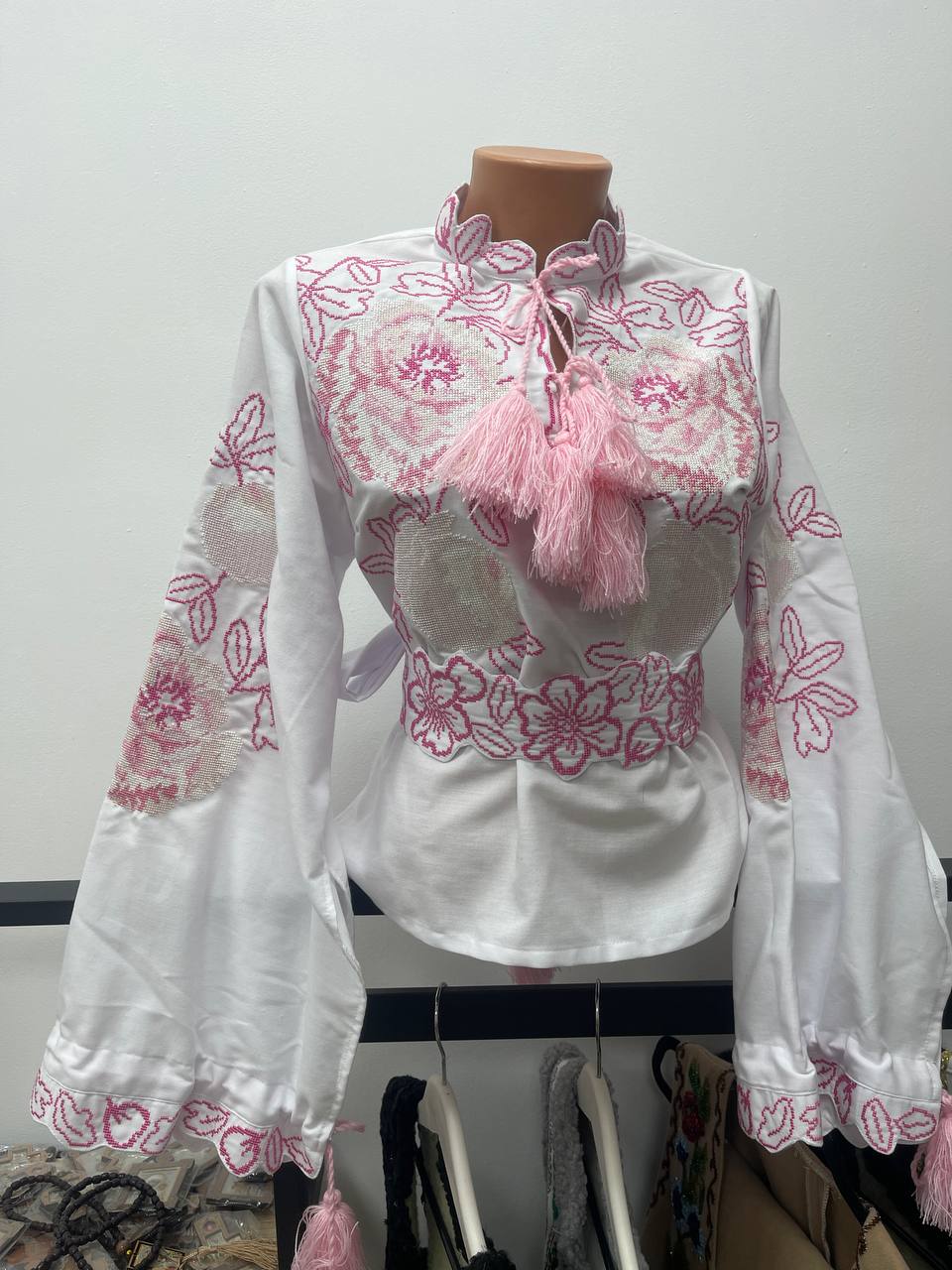 Ie damă pe pânză de casă cu broderie roz la mașină